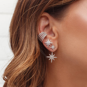 Brinco estrela cravejada com zircônia cristal e banho de ródio branco