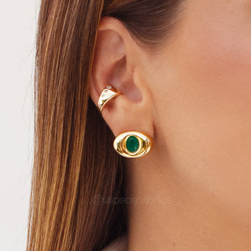 Brinco oval maior esmeralda entorno liso e banho de ouro 18k