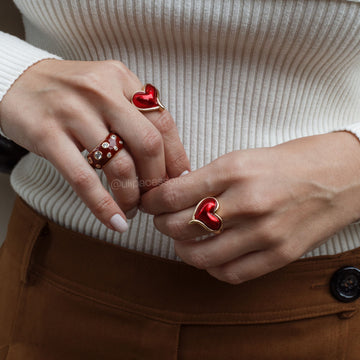 Anel aliança esmaltada na cor marsala com detalhe de pontos de luz e banho de ouro 18k