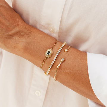 Pulseira elos finos com retângulo esmeralda cravejado com banho de ouro 18k