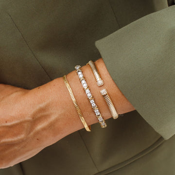 Pulseira bracelete frisado aberto com detalhe cravejado com banho de ouro 18k