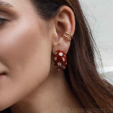 Brinco argola abaloada esmaltada na cor marsala com pontos de luz e banho de ouro 18k