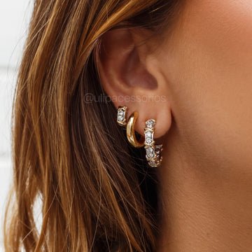 Brinco argola Antônia detalhe em X maior e banho de ródio branco