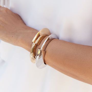 Pulseira maxi bracelete liso com detalhe alto e banho de ouro 18k