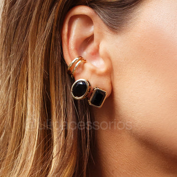 Brinco retângulo preto entorno liso com banho de ouro 18k