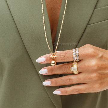 Anel aliança Antônia cravejado com X dourado e banho de ródio branco