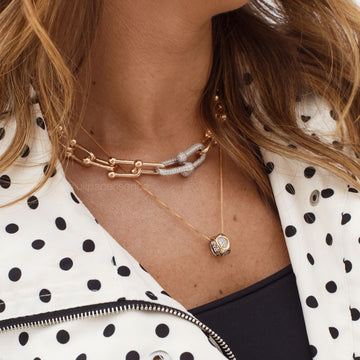 Colar com pingente cravejado e detalhe x dourado com banho de ródio branco