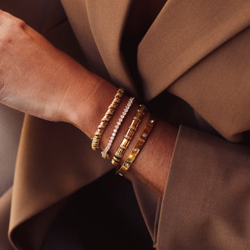 Pulseira escamas lisas e cravejadas com banho de ouro 18k