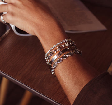 Pulseira elos modernos com banho de ródio branco