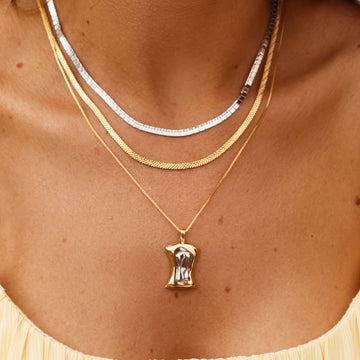 Colar choker placas quadradas com banho de ródio branco