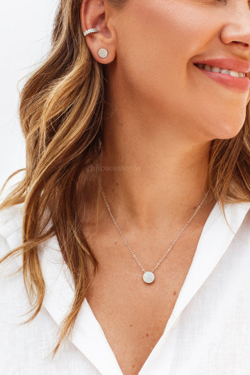 Conjunto oval cravejado com banho de ródio branco