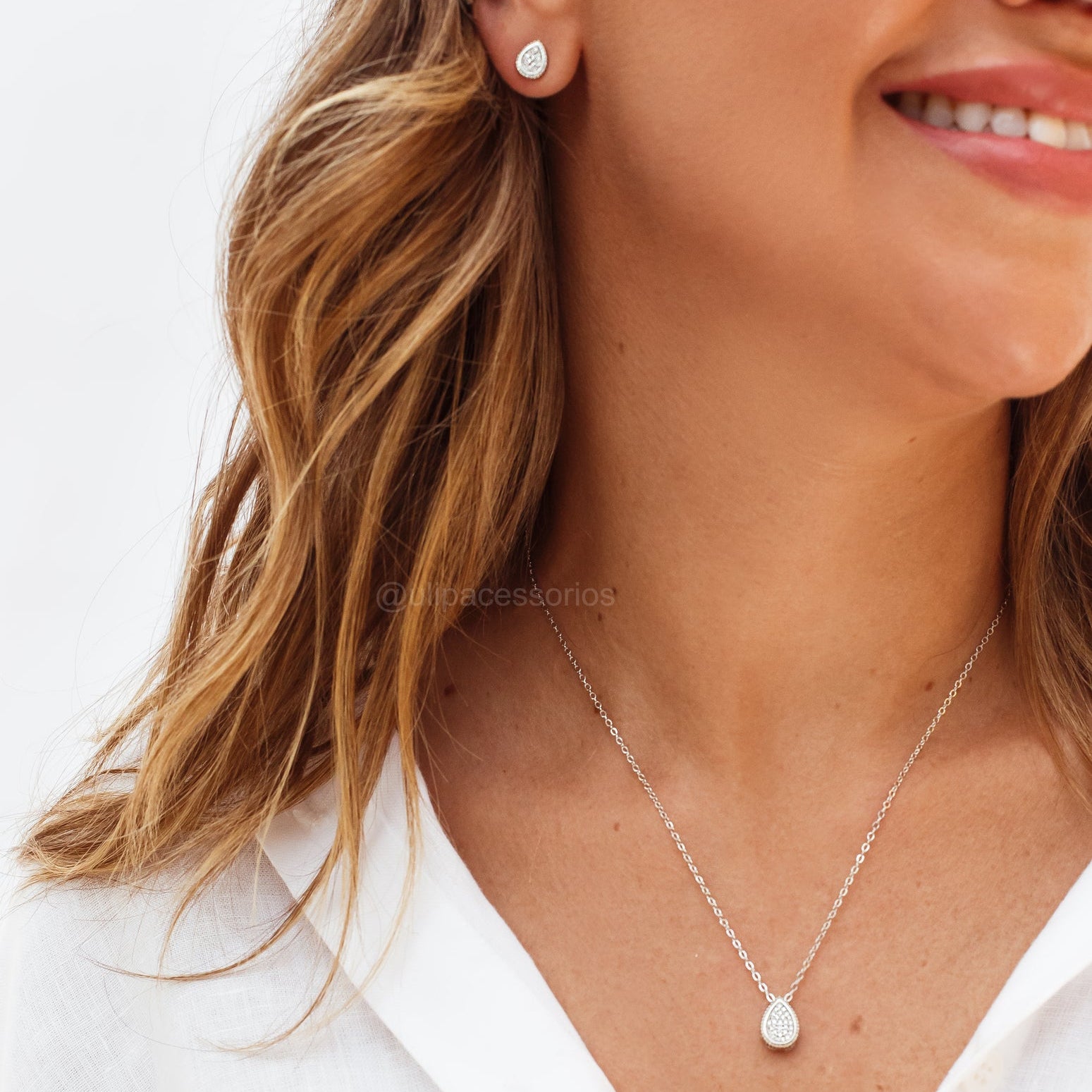 Conjunto gota cravejado com zirconia cristal e banho em ródio branco