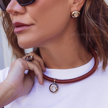 Pingente click oval cristal com resina preta entorno e banho de ouro 18k