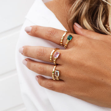 Anel escamas lisas envolvente e retângulo aqua e banho de ouro 18k