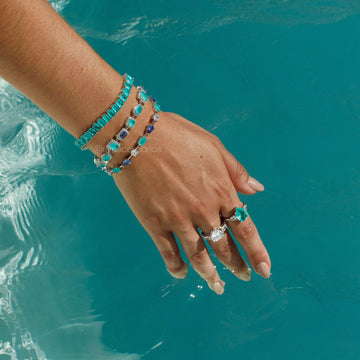 Pulseira riviera geométricos com zircônias tanzanita e esmeralda colombiana com banho de ródio branco