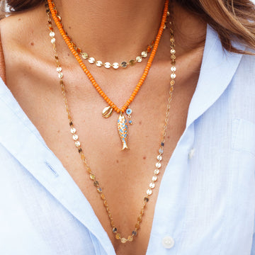 Colar choker cristais laranja peixe resinado olho grego e buzio com banho de ouro 18k