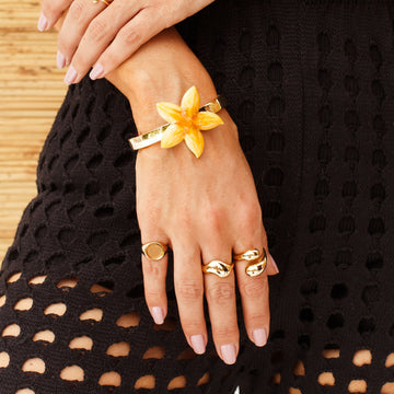 Pulseira bracelete estrelas resinada com banho de ouro 18k