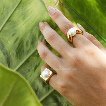 Anel dedinho quadrado com pérola com banho de ouro 18k