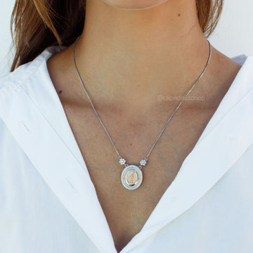 Colar medalha nossa senhora com detalhe dourado com banho de ródio branco