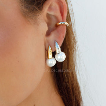 Brinco argola gota trabalhada com pérola com banho de ouro 18k