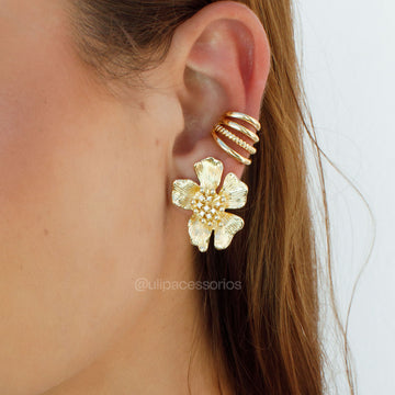 Brinco flor texturizada com pontos de luz com banho de ouro 18k