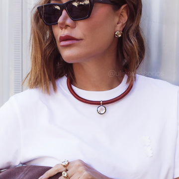 Pingente click oval cristal com resina preta entorno e banho de ouro 18k