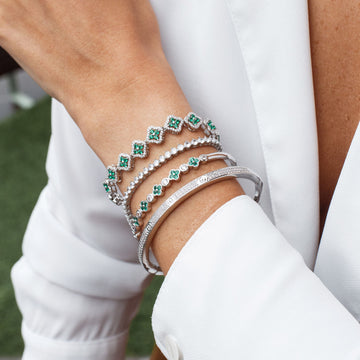 Pulseira riviera trevos esmeralda entorno cravejado com banho de ródio branco