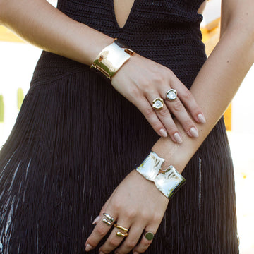 Pulseira bracelete largo liso com banho de ródio branco