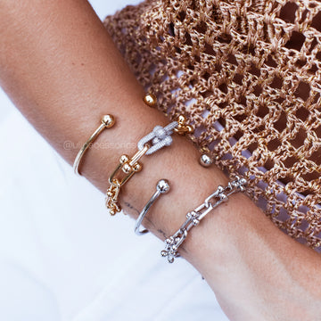 Pulseira elos modernos com elos lisos e cravejados dourada