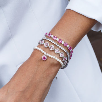 Pulseira riviera trevos rosa entorno cravejado com banho de ródio branco