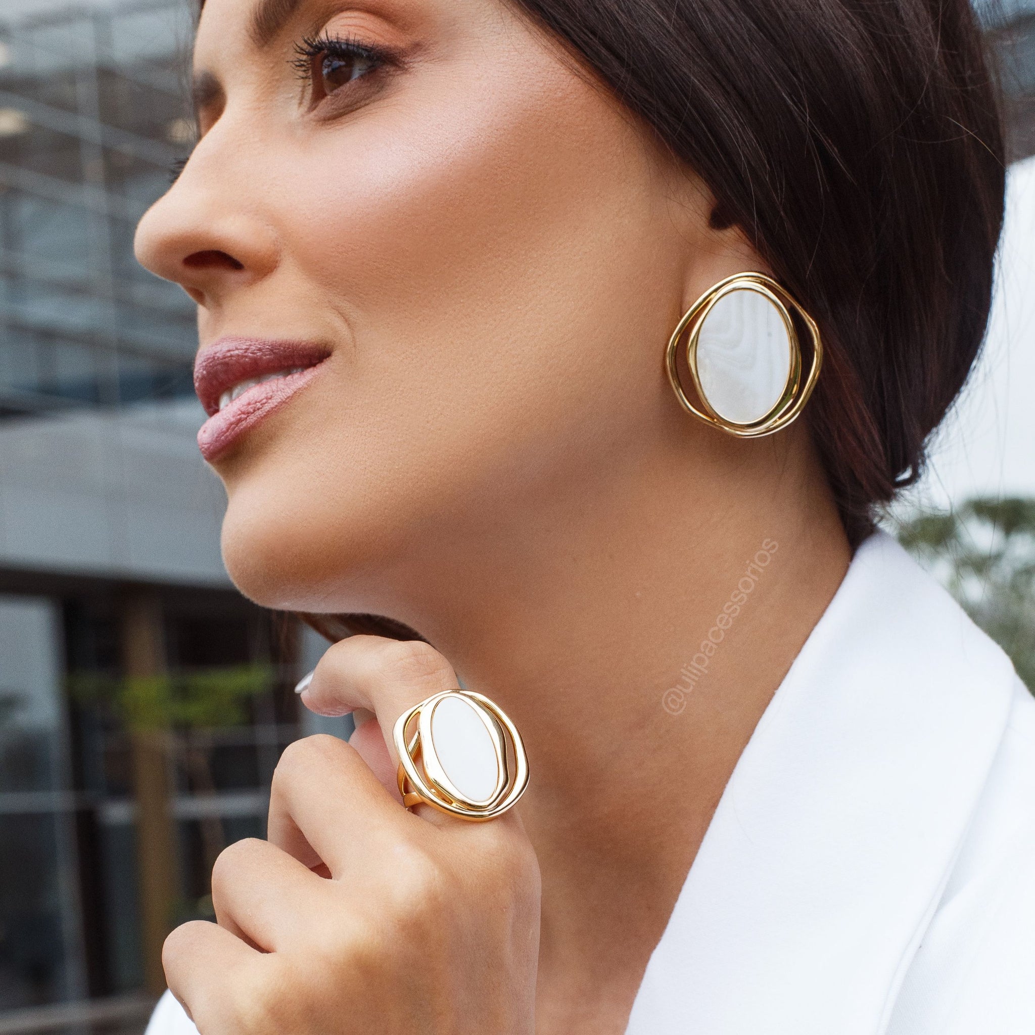 Brinco oval madrepérola com banho de ouro18k