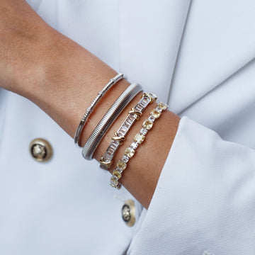 Pulseira bracelete detalhes com cravação com banho de ródio branco