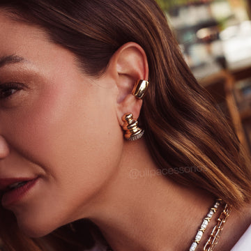 Brinco abstract Luxo com detalhe cravejado e banho de ouro 18k