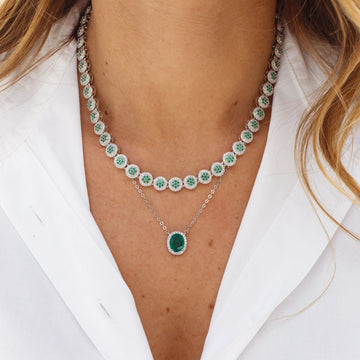 Colar oval com zircônia esmeralda fusion entorno cravejado com banho de ródio branco