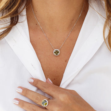 Anel zircônia oval peridoto entorno cravejado com banho de ródio branco