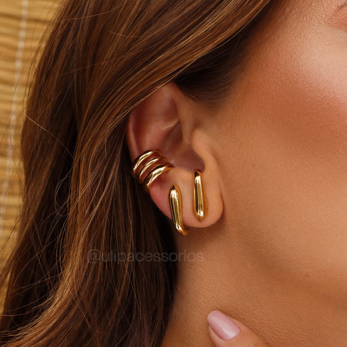 Brinco ear hook liso largo com banho de ouro 18k