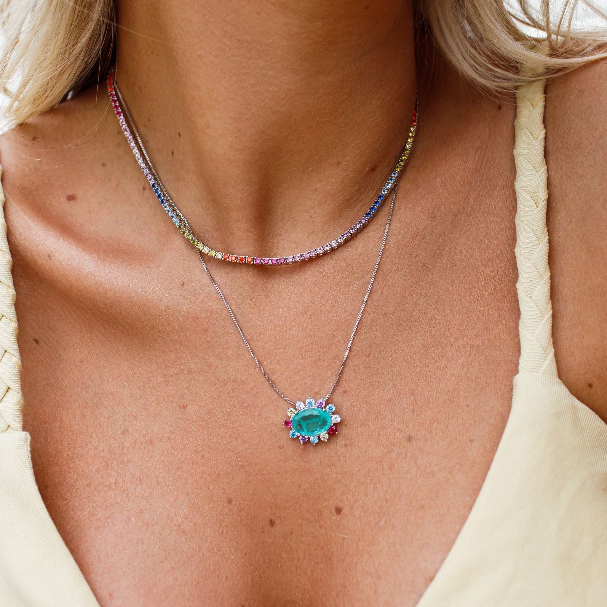 Colar oval esmeralda colombiana entorno colorido com banho de ródio branco