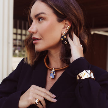Pulseira bracelete largo trabalhado com banho de ouro 18k