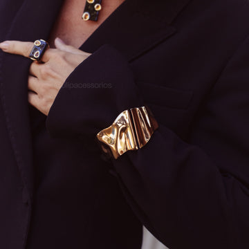 Pulseira bracelete largo trabalhado com banho de ouro 18k