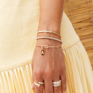 Pulseira com pingente letra com banho de ouro 18k