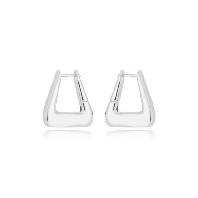 Brinco argola M Silvia triangular lisa ródio branco