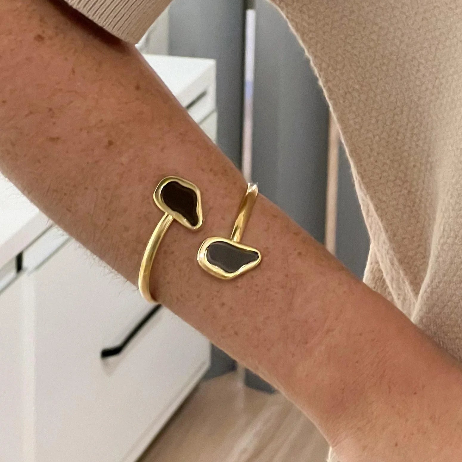 Pulseira bracelete envolvente orgânico com resina marrom e banho de ouro 18k