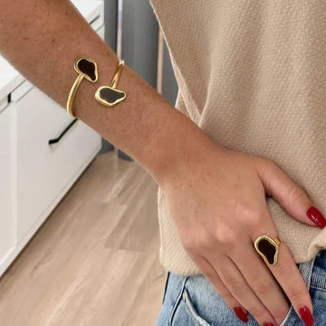 Pulseira bracelete envolvente orgânico com resina marrom e banho de ouro 18k