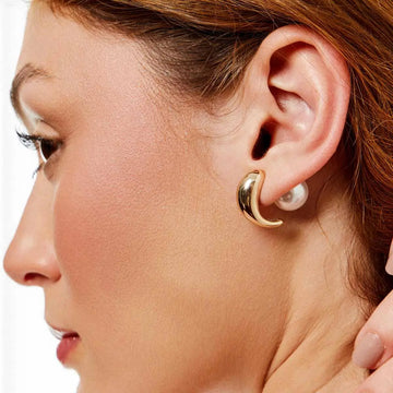 Brinco argola com tarraxa de pérola com banho de ouro 18k