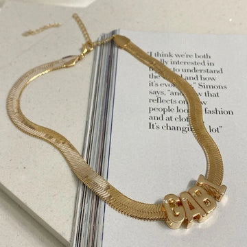 Pingente letra lisa com ponto de luz passante com banho de ouro 18k
