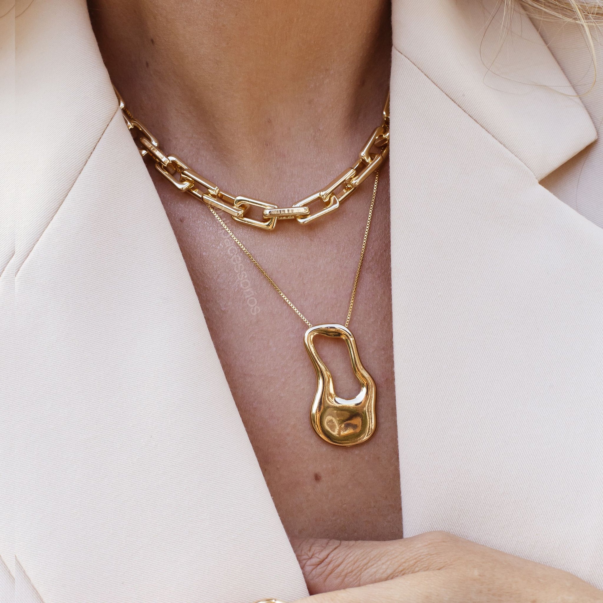 Colar orgânico vazado com banho de ouro 18k