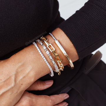 Pulseira bracelete Antônia com detalhe em x dourado o banho de ródio branco