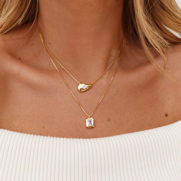 Colar retângulo orgânico cristal com banho de ouro 18k