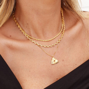 Colar trançado estilo ondas com banho de ouro 18k