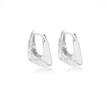 Brinco argola triangular orgânica menor em ródio branco